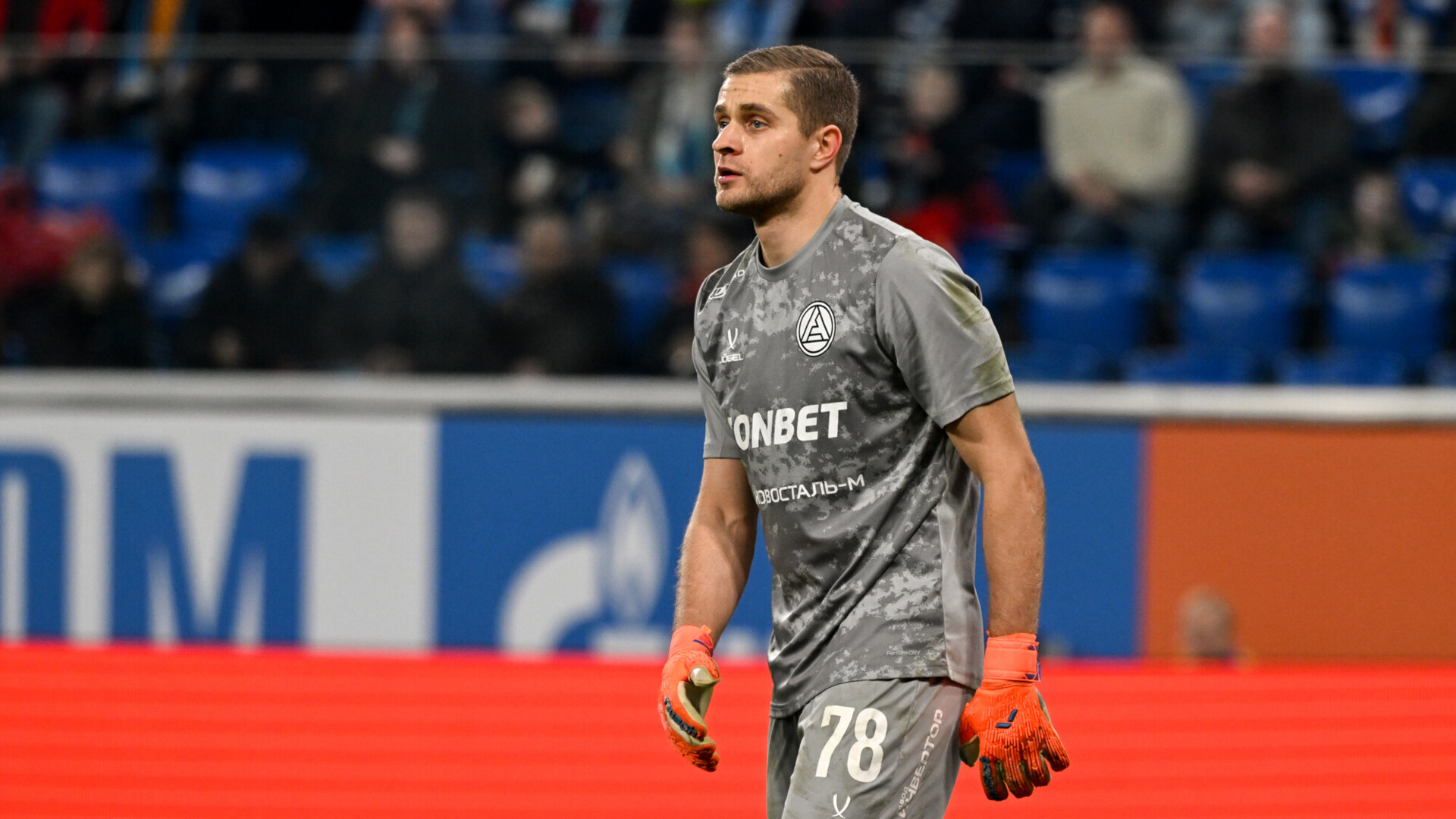 «Акрон» поменял вратаря в перерыве матча с «Крыльями Советов» «Акрон&<!--more--/>raquo; поменял вратаря в перерыве матча с «Крыльями Советов»” /></p>
<p>Голкипер Сергей Волков вышел на замену в перерыве матча 20‑го тура МИР РПЛ против «Крыльев Советов» вместо Александра Васютина.</p>
<p>После первого тайма «Акрон» обыгрывает соперника со счетом 1:0.</p>
<p>В первой половине встречи Васютин отразил все шесть ударов в створ ворот. Еще один раз футболисты «Крыльев Советов» попали в перекладину.</p>
<p><i>Прямую трансляцию игры «Крылья Советов» — «Акрон» смотрите на канале МАТЧ ПРЕМЬЕР, а также сайтах matchtv.ru и sportbox.ru.</i></p>
<p><img decoding=