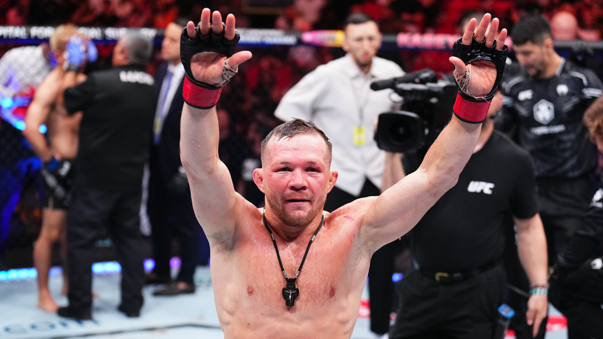 Эффектное возвращение Яна в UFC! Побил Короля и забрал бонус